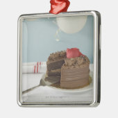 Schokoladenkuchen mit vermisster Scheibe auf Silbernes Ornament (Links)
