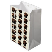 Schokoladenlabrador-Geschenktasche Mittlere Geschenktüte (Vorderseite Schrägansicht)