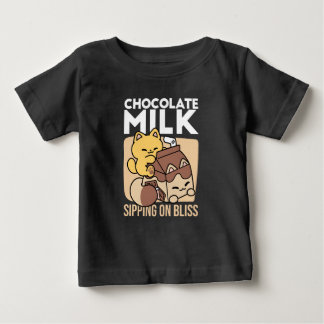 Schokoladenmilch-Trinken im Glück – Kawaii-Katzenf Baby T-shirt