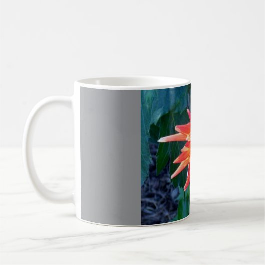 Schön gestaltete Tasse mit roter Blume (Links)