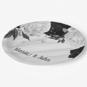 Schön schwarz-weiße Blume aus Marmor Pappteller (Schrägansicht)