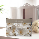 Schöne 3D White Gardenia Wedding Zubehörtasche<br><div class="desc">Entdecken Sie unseren exquisiten Accessoires-Pouch, der mit 3D White Gardenia Blues Designs und eleganten goldenen Akzenten geschmückt ist. Dieser atemberaubende Beutel besticht durch lebendige, weiße Gärten, die direkt vor dem Stoff zu blühen scheinen, ergänzt durch luxuriöse goldene Touchs, die einen Hauch von Eleganz verleihen. Einfach mit Ihrem Namen personalisieren oder...</div>