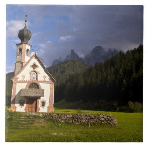Schöne abgeschiedene einsame Kirche namens Rainui Fliese