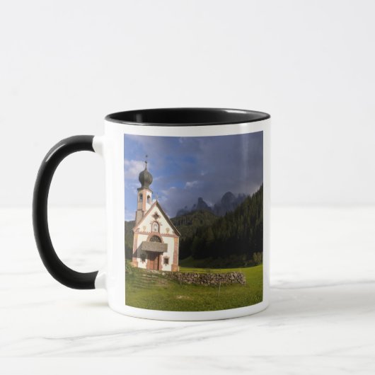 Schöne abgeschiedene einsame Kirche namens Rainui Tasse (Links)