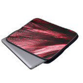 Schöne abstrakte rote Federn auf dunklem Hintergru Laptopschutzhülle (Vorne Knopf)