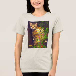 Schöne abyssinische Katze im Mitternachtsgarten Tri-Blend Shirt