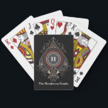Schöne Ace Personalisiert Spielkarten<br><div class="desc">Ein schönes,  verziertes Ace of Spades schmückt dieses Kartenspiel,  das sehr individuell gestaltet werden kann. Ändern Sie den Namen,  den Initial und den Slogan zu dem,  was Sie wollen. Ideal für Ihre wöchentlichen Poker- oder Familienspiele.</div>