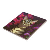 Schöne ägyptische Mau Katze in einem Nachtgarten Fliese (Seite)