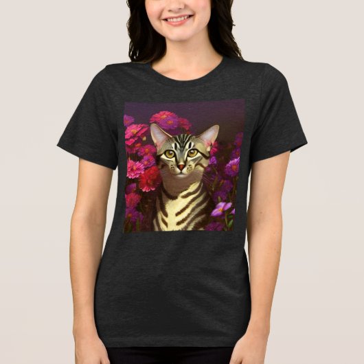 Schöne ägyptische Mau Katze in einem Nachtgarten Tri-Blend Shirt (Vorderseite)