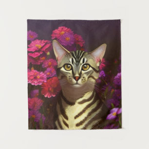 Schöne ägyptische Mau Katze in einem Nachtgarten Wandteppich