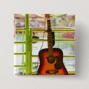 Schöne akustische Gitarre Button