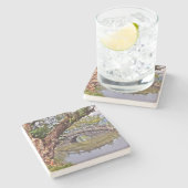 SCHÖNE, ARCHIERTE STEINBRÜCKE, DIE IN POND SPIEGEL STEINUNTERSETZER (Seitenansicht)