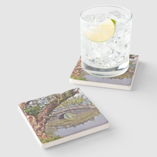 SCHÖNE, ARCHIERTE STEINBRÜCKE, DIE IN POND SPIEGEL STEINUNTERSETZER (Seitenansicht)