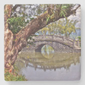 SCHÖNE, ARCHIERTE STEINBRÜCKE, DIE IN POND SPIEGEL STEINUNTERSETZER (Vorderseite)