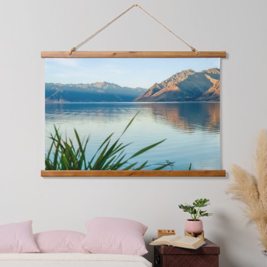 Schöne Aussicht auf den schönen Wanaka-See Wandteppich Mit Holzrahmen (Schlafzimmer)