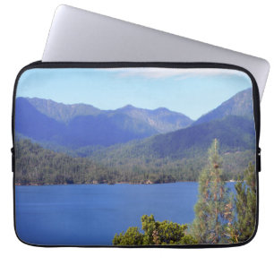 Schöne Aussicht auf den Whiskeytown See.. Laptopschutzhülle