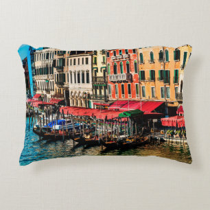 Schöne Aussicht auf die Wasserstraße und die alten Dekokissen