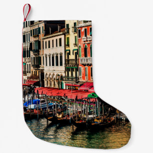 Schöne Aussicht auf die Wasserstraße und die alten Kleiner Weihnachtsstrumpf