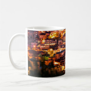 Schöne Aussicht auf Goreme in der Nacht. Berühmt Kaffeetasse
