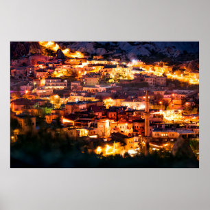 Schöne Aussicht auf Goreme in der Nacht. Berühmtes Poster