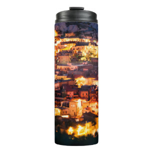 Schöne Aussicht auf Goreme in der Nacht. Berühmtes Thermosbecher