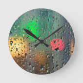 Schöne Aussicht durch Regen Runde Wanduhr (Vorderseite)