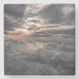 Schöne Aussicht von oben auf die Wolken Steinuntersetzer