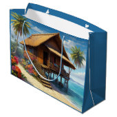 Schöne Bambushütte am Strand von Tropical Island Große Geschenktüte (Rückseite Schrägansicht)