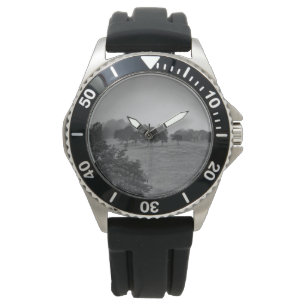 Schöne Bäume und Natur im Nebel Armbanduhr