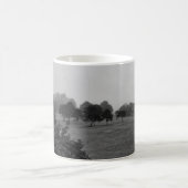 Schöne Bäume und Natur im Nebel Kaffeetasse (Mittel)