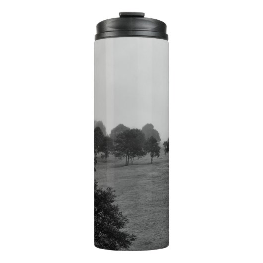 Schöne Bäume und Natur im Nebel Thermosbecher (Vorderseite)