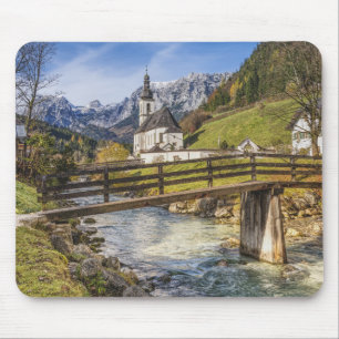 Schöne Berge mit Kirche Mousepad