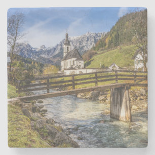 Schöne Berge mit Kirche Steinuntersetzer