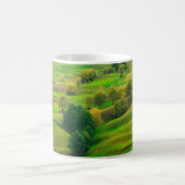 Schöne Berglandschaft im Abend Sonnenlicht. Kaffeetasse (Mittel)