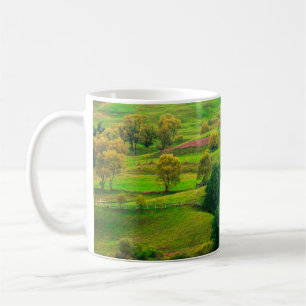 Schöne Berglandschaft im Abend Sonnenlicht. Kaffeetasse