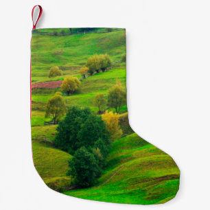 Schöne Berglandschaft im Abend Sonnenlicht. Kleiner Weihnachtsstrumpf
