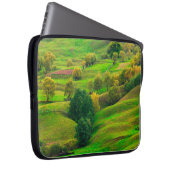 Schöne Berglandschaft im Abend Sonnenlicht. Laptopschutzhülle (Vorne Rechts)