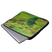 Schöne Berglandschaft im Abend Sonnenlicht. Laptopschutzhülle (Vorne Knopf)