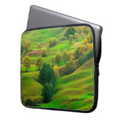 Schöne Berglandschaft im Abend Sonnenlicht. Laptopschutzhülle (Vorderseite Links)