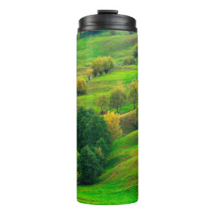 Schöne Berglandschaft im Abend Sonnenlicht. Thermosbecher