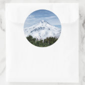 Schöne Berglandschaft im Winter, schneebedeckt Runder Aufkleber (Tasche)