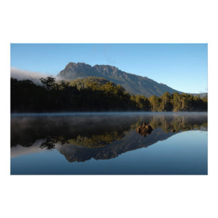Schöne Bergreflexionen im See Fotodruck