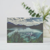 Schöne Bergsee Hochzeitssommer RSVP Karte (Stehend Vorderseite)