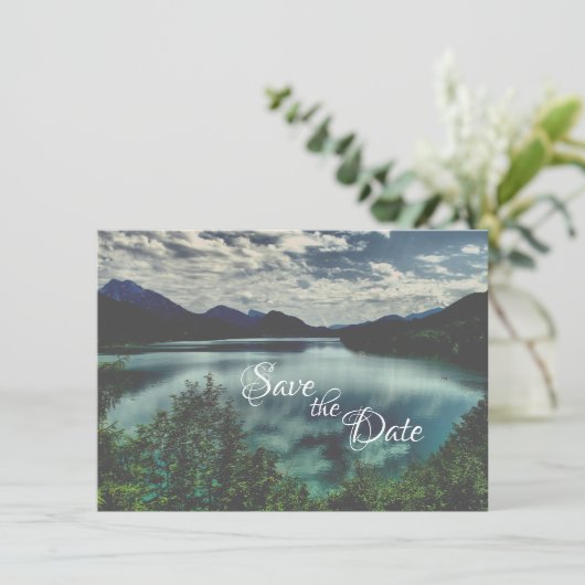 Schöne Bergsee Hochzeitssommer Save The Date (Stehend Vorderseite)