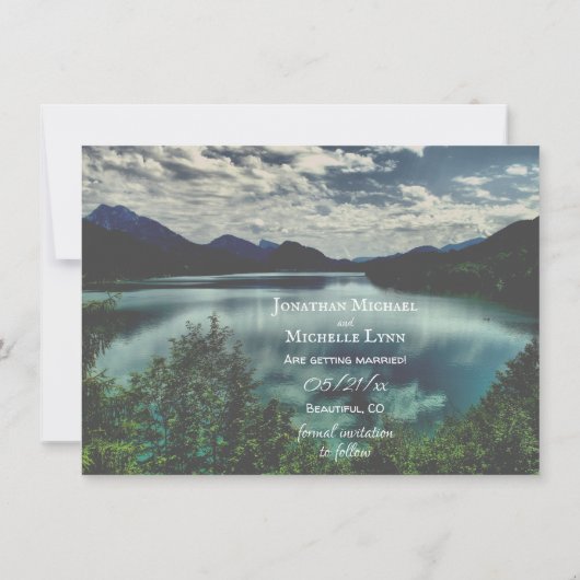 Schöne Bergsee Hochzeitssommer Save The Date (Rückseite)