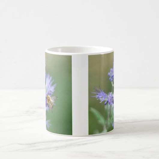 Schöne Biene auf blauer Blume Kaffeetasse (Mittel)