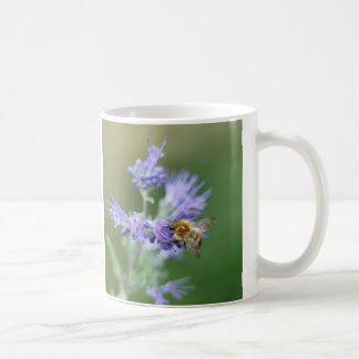 Schöne Biene auf blauer Blume Kaffeetasse