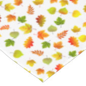 Schöne Blätter aus dem Herbst auf weißem Tablett Tischdecke (Schrägansicht)