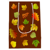 Schöne Blätter des Herbstes auf Brown Mittlere Geschenktüte (Rückseite)