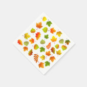 Schöne Blätter des Herbstes auf Weiß Serviette (Ecke)